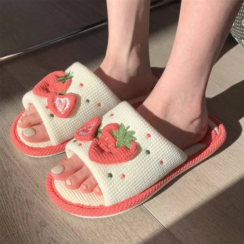 Chaussons Chinois Peluche Fraise – Image 3