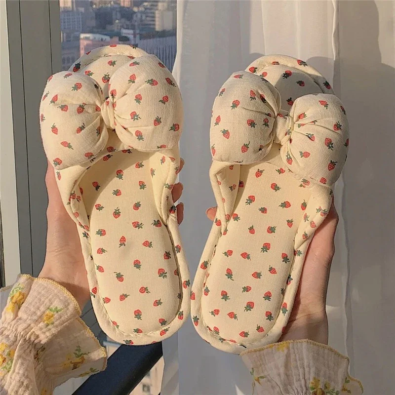 Chaussons Chinois Peluche Fraise – Image 9