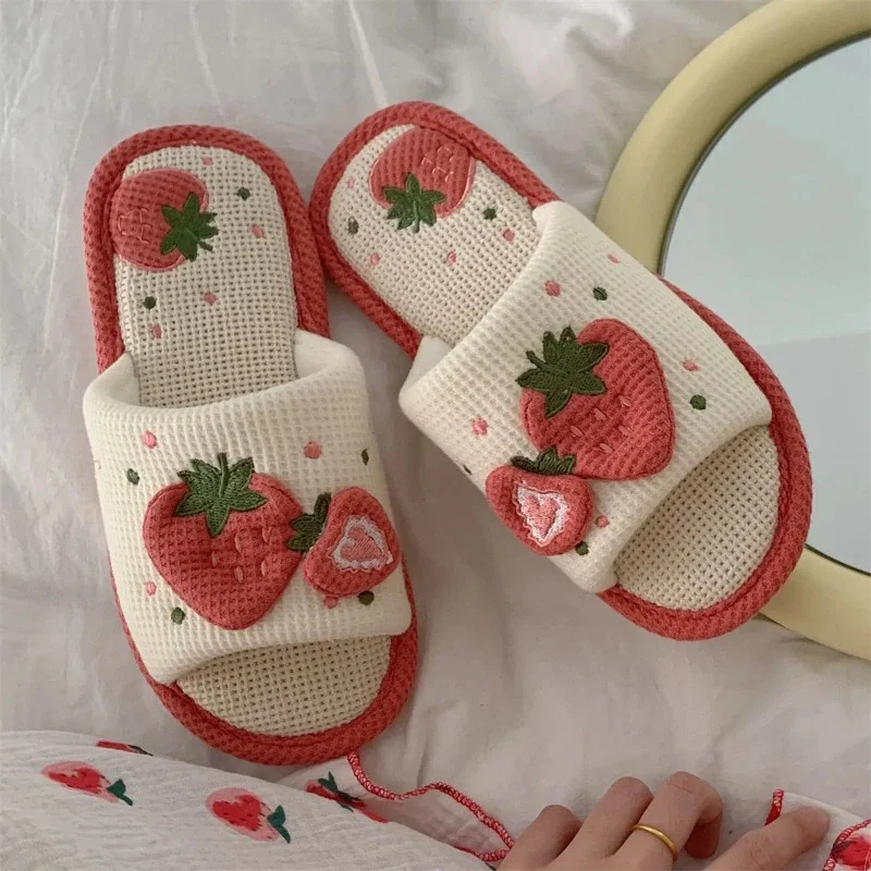 Chaussons Chinois Peluche Fraise – Image 2