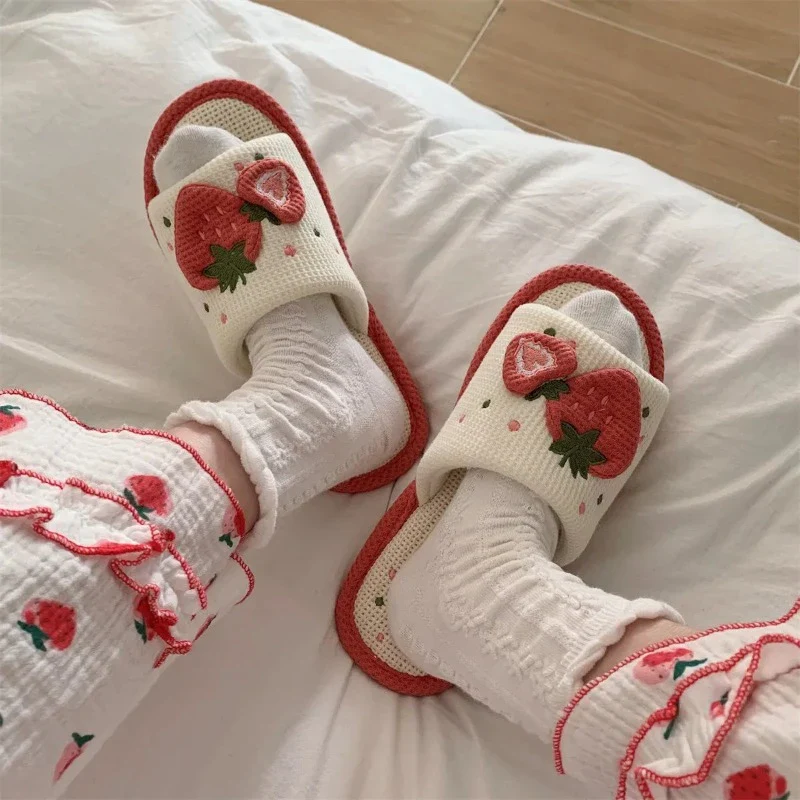 Chaussons Chinois Peluche Fraise – Image 7