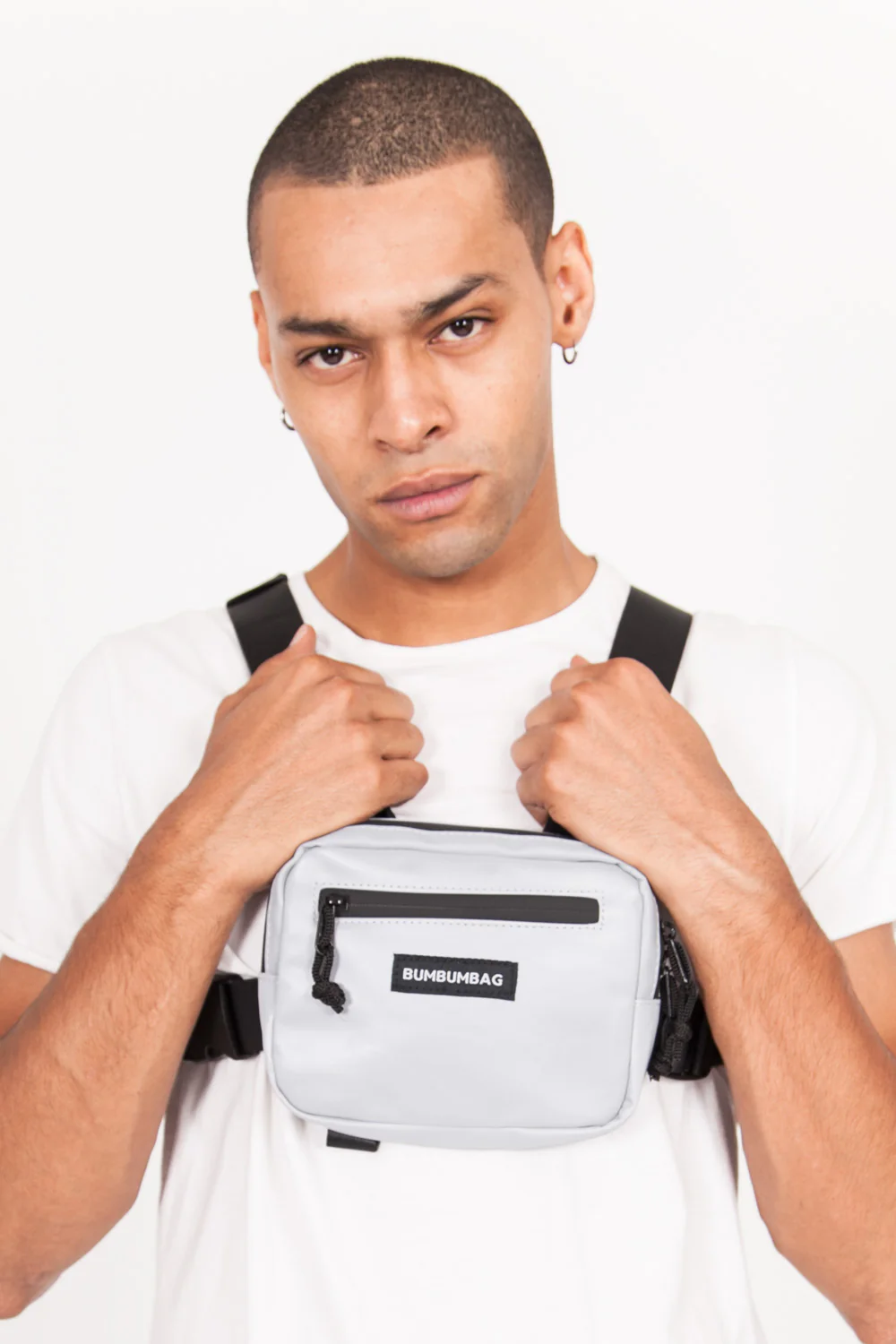 Mini sac poitrine réfléchissant logo gris – Image 6