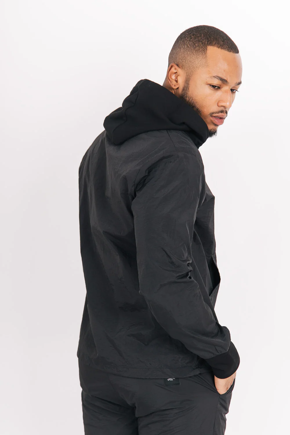 Sweat à capuche nylon noir – Image 4